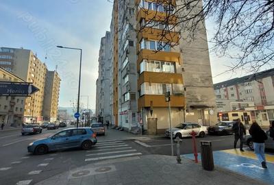Apartament cu 3 camere semidecomandat în Nord
