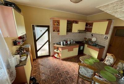 Casă cu 5 camere cu Garaj în Florești