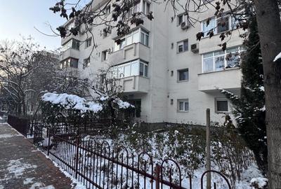 Apartament cu 3 camere semidecomandat, mobilat în Mihai Bravu