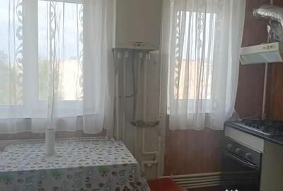 Apartament cu 3 camere decomandat în Micro 14