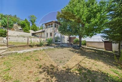 Casa de vacanta cu teren generos - 2.400 mp - 2