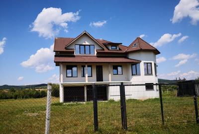 Casa P+1+M, 350 mp,teren 70 arii, la 9 km de Bistri?a