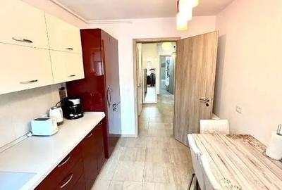 Apartament cu 3 camere decomandat în Tractorul - 7