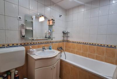 Apartament cu 3 camere semidecomandat în Obor