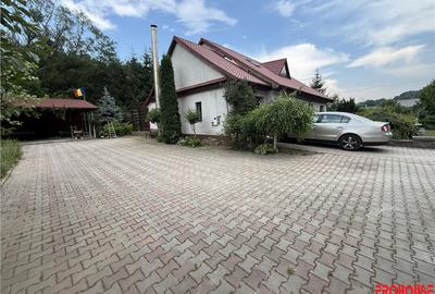 Casă cu 5 camere cu Teren 1596 Mp în Central - 2