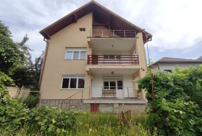 Vila cu 2 apartamente, pod mansardabil, teren, Mircea cel Batran. - 2