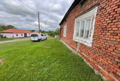 Casă cu Teren 1699 Mp în Honorici