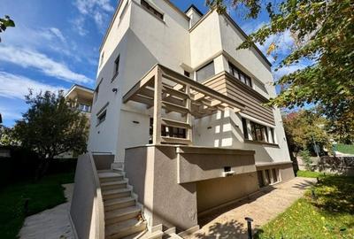 Casă cu 10 camere cu Garaj în Primăverii