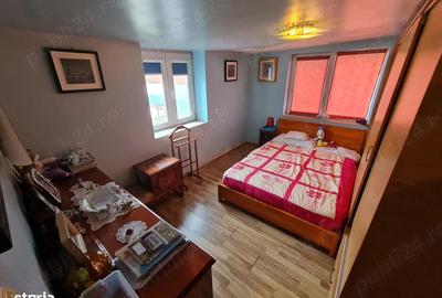 Casa cu teren mare. Casa se poate locui. Apa curenta, centrala termica curte mare plus livada. - 1