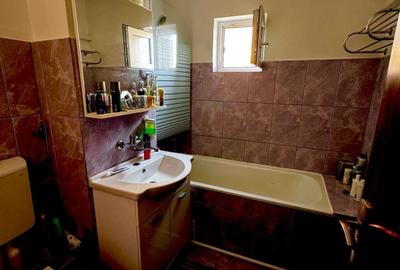 3 camere .. model decomandat ..  zona Lipovei .. etajul 3 - 10