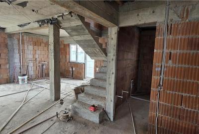 Casă cu 4 camere în Olteni