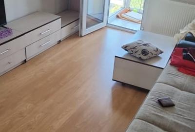 Apartament cu 3 camere semidecomandat în Craiovița Nouă - 1