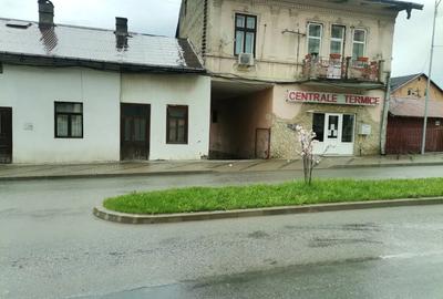 Casa cu 2 camere,bucatarie,magazie,teren 96m2,pt spatii comercial birouri,in zona centrala la strada