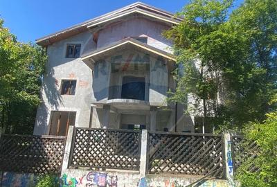 Casă individuală cu 12 camere în Sisești
