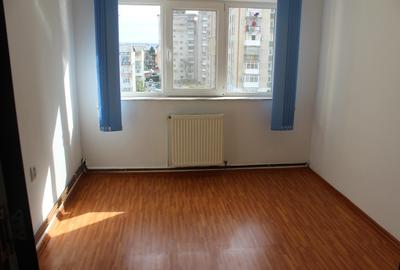 Apartament cu 3 camere decomandat în Micro 4