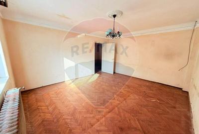 Casă de vanzare cu curte | 4 camere | Zona Gorjului | Teren generos - 4