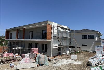 Casă cu 3 camere cu Teren 350 Mp în Central - 1