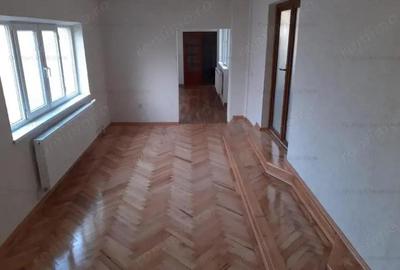 Casă cu 4 camere cu Teren 488 Mp în Central - 9