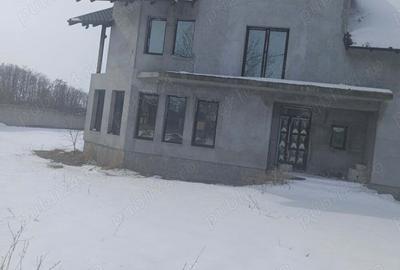 Casă cu 6 camere în Titu - 2