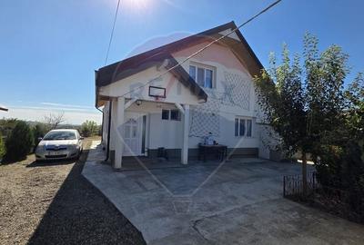 Casa / Vila cu 4 camere de vanzare - 1