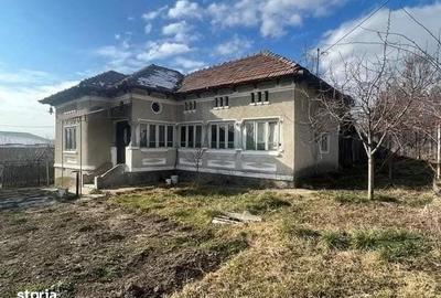 Casă cu 4 camere cu Teren 2064 Mp în Central - 1