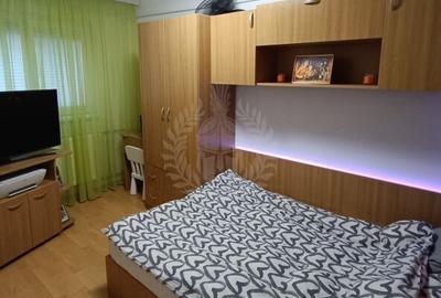 //3 CAMERE// MALU ROSU// - 11
