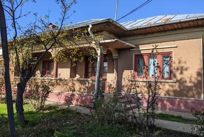 Casă cu 4 camere cu Teren 1600 Mp în Central - 1