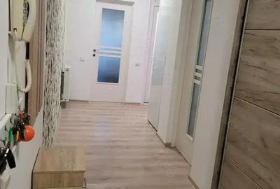 Vand apartament cu 2 camere decomandate ?i gradina