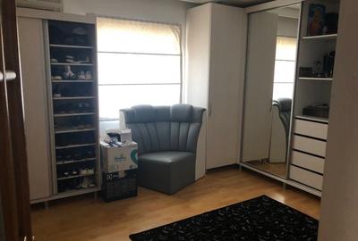 Casă individuală cu 7 camere cu Canalizare în Apărătorii Patriei - 12