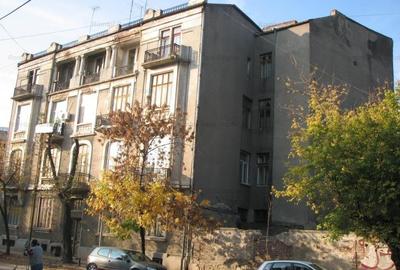 Cismigiu - Nuntiatura Apostolica, singur curte, langa parc