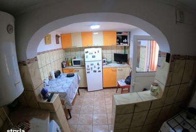 Casă cu 4 camere cu Canalizare în Central - 2