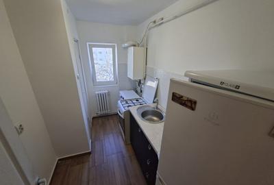 Apartament cu 2 camere semidecomandat, mobilat în Baza 3 - 7