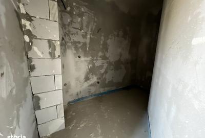 Apartament cu 3 camere semidecomandat în Florești