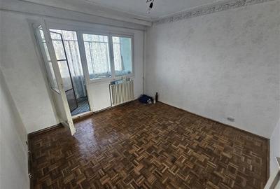 Apartament cu 3 camere semidecomandat în Micro I - 3