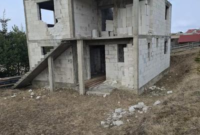 Casă cu Teren 1300 Mp în Măguri - 1