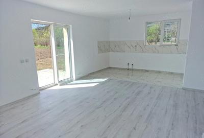 Casă cu Teren 10000 Mp în Căianu - 5