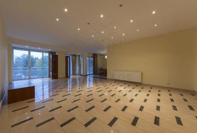 Apartament cu 4 camere semidecomandat, mobilat în Primăverii