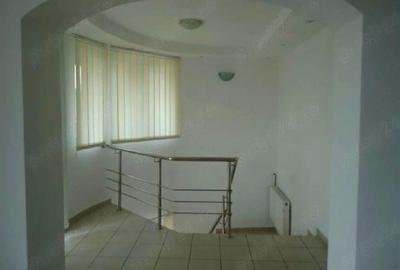 Casă cu 5 camere cu Teren 220 Mp în Mihai Bravu - 1