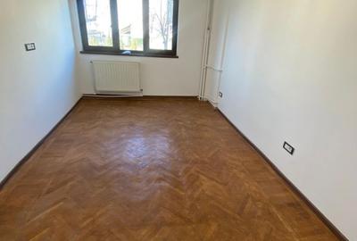 Spațiu comercial, de 50 mp, în Central - 4