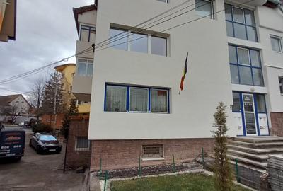 Apartament cu 3 camere decomandat în Sub Arini