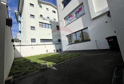 Spatiu comercial modern de inchiriat / 2 locuri de parcare - 12