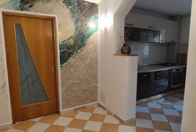 Apartament cu 3 camere semidecomandat în Berceni