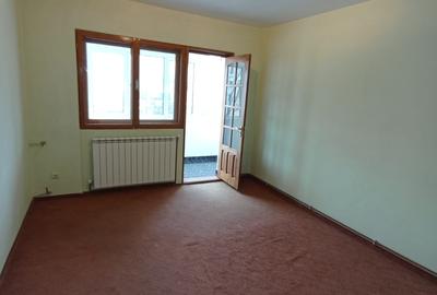 Apartament cu 3 camere semidecomandat în Podu Roș - 2