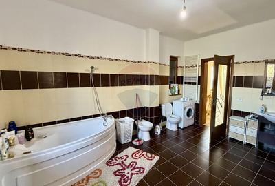 Casă cu 5 camere cu Teren 3400 Mp în Garoafa - 18
