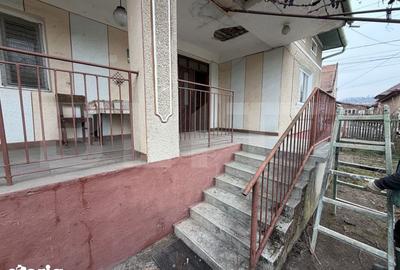 Casă cu 3 camere cu Teren 700 Mp în Central - 1