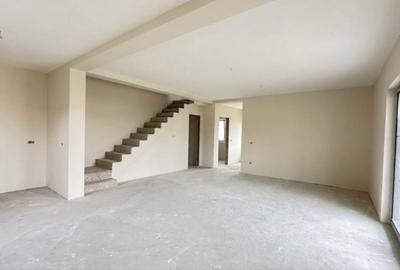 Casă cu 4 camere cu Teren 300 Mp în Moșnița Nouă - 1