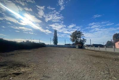 Teren intravilan împrejmuit și betonat parțial - 1