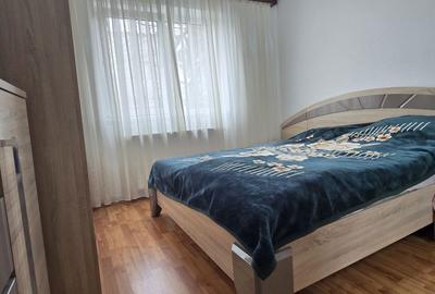Apartament cu 3 camere semidecomandat în Micro 9