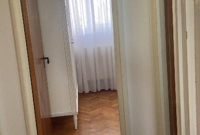 Ofer spre închiriere apartamentul cu trei camere în Drumul Taberei la Favorit - 6