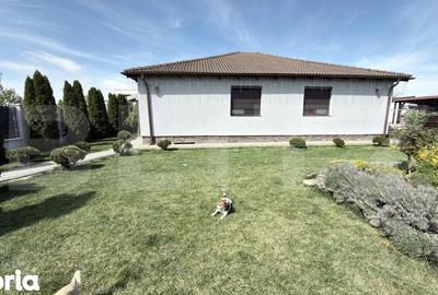 Casă cu 4 camere cu Teren 1105 Mp în Central